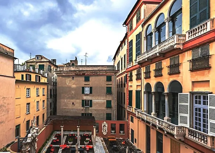 Bright Window Vista Su Palazzo Rosso